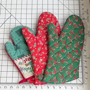 Set of 3 Quilted Christmas Oven Mitts – Candy Cane & Stocking Prints – Holiday K